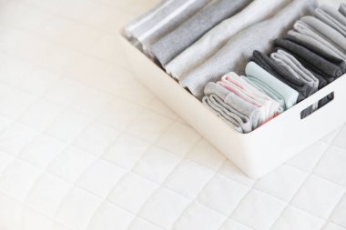 Sepet veya düzgünce katlanmış renkli çorap kutusuyla. Çorap veya giydirin