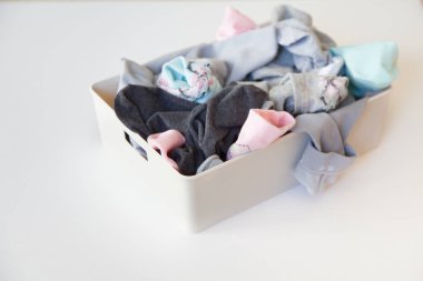 Sıralanmamış kirli çorap yığını. Berbat çorap. Beyaz arka plan.