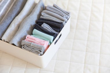 Sepet veya düzgünce katlanmış renkli çorap kutusuyla. Çorap veya giydirin