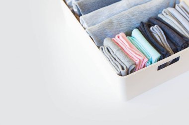 Brught çorap, closeup ile kutu. çorap kadar sıralayın. Beyaz arka plan.