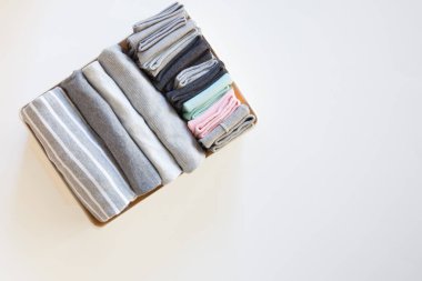 Brught çorap, closeup ile kutu. çorap kadar sıralayın. Beyaz arka plan.