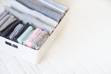 Sepet veya düzgünce katlanmış renkli çorap kutusuyla. Çorap veya giydirin