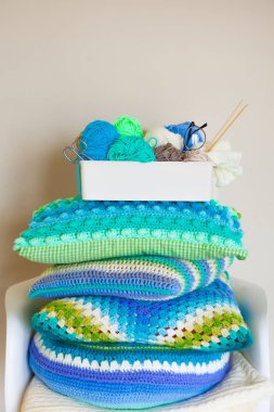 Bej ve bağımsız, bir sepet içinde iplik örgü doğal sesleri bir