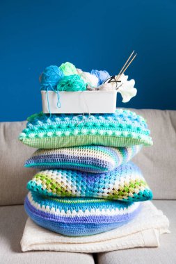 Bej ve bağımsız, bir sepet içinde iplik örgü doğal sesleri bir