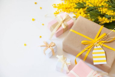 Mimoza çiçek ve şenlikli hediye kutuları. Anneler günü ve Mart 8t