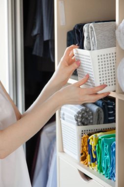 Kız gardıropta amacıyla bir şeyler koyar. Dikey Japonca