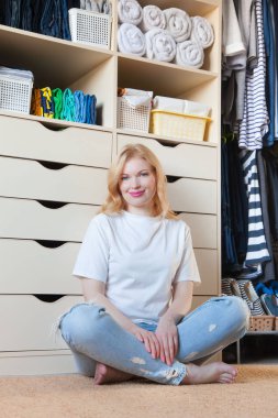 Güzel genç şok kadın ne giyeceğimi bilmiyorum. Sipariş