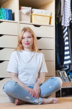 Güzel genç şok kadın ne giyeceğimi bilmiyorum. Sipariş