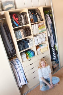 Güzel genç şok kadın ne giyeceğimi bilmiyorum. Sipariş