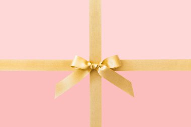 Pembe arka planda hediye olarak bir yay ile Altın kurdele