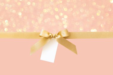 Pembe ve altın parlak backg bir hediye olarak bir yay ile Altın kurdele