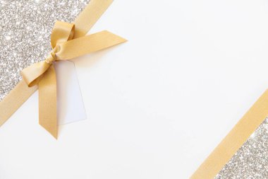 Beyaz ve gümüş parlak ba bir hediye olarak bir yay ile Altın kurdele