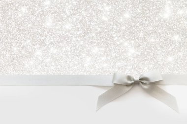 Beyaz ve parlak bir backgrou bir hediye olarak bir yay ile Gümüş kurdele