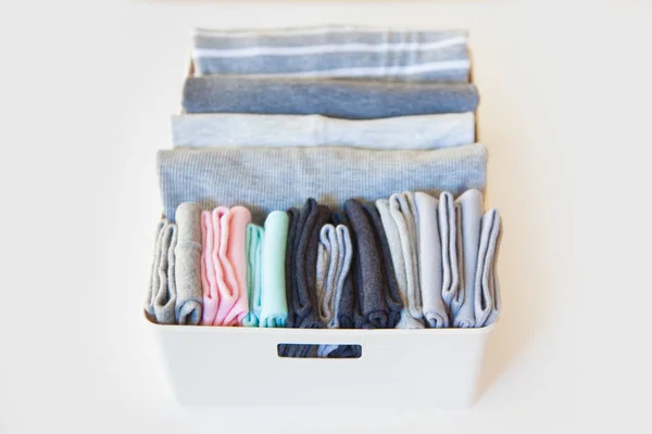 Vak met brught sokken, close-up. sorteren sokken. Witte achtergrond. — Stockfoto