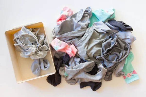 Sıralanmamış kirli çorap yığını. Berbat çorap. Beyaz arka plan.