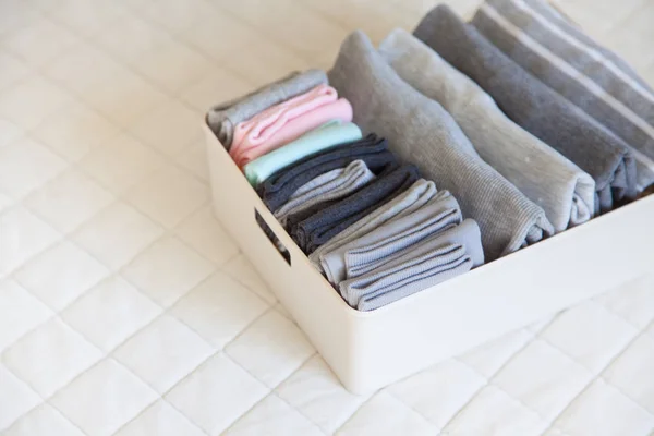 Caja con calcetines brught, primer plano. ordenar los calcetines. Fondo blanco . —  Fotos de Stock