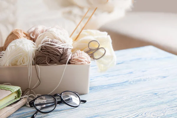 Garen in een mandje van beige en neutrale, natuurlijke tinten, breien een — Stockfoto