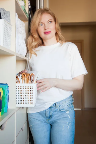 Dívka dává věci do pořádku v šatníku. Vertikální japonština — Stock fotografie