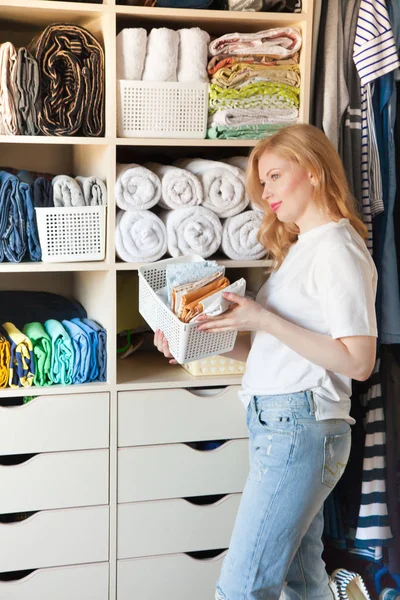 Het meisje zet orde op zaken in de garderobe. Verticale Japans — Stockfoto