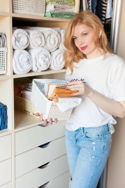 Kız gardıropta amacıyla bir şeyler koyar. Dikey Japonca