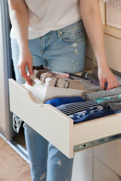 Kız gardıropta amacıyla bir şeyler koyar. Dikey Japonca