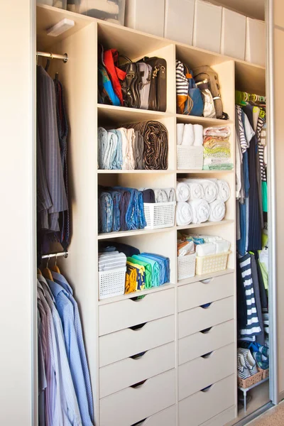 Kleding in de lade in de kast liggen. T-shirts voor dames — Stockfoto