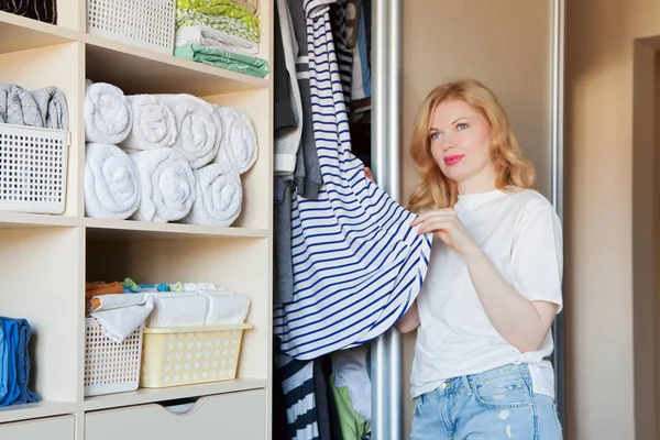 Kız çizgili bir elbise düşünüyor. Hangi koğuşta kilitleniyor