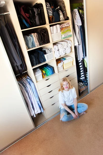 Mooie jonge geschokt vrouw weet niet wat te dragen. Bestellen in — Stockfoto