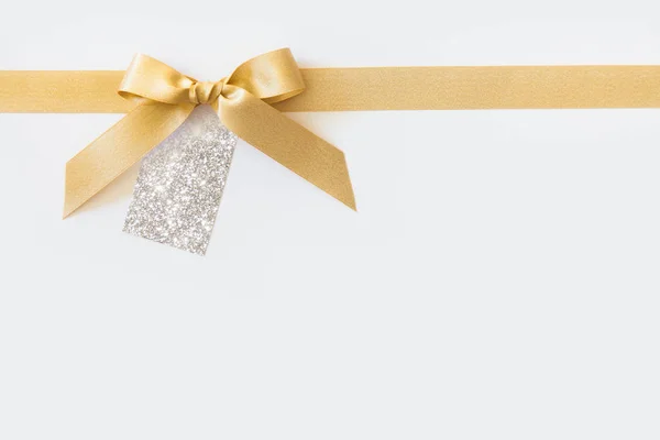 Золота стрічка з бантом у подарунок на білому тлі. Порожня па — стокове фото