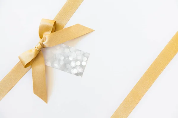 Guld band med en båge som en gåva på en vit bakgrund. Töm PA — Stockfoto