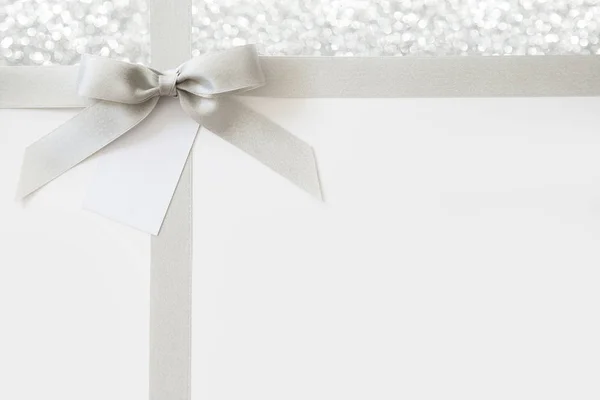 흰색과 반짝이는 백그루에 선물로 활이 달린 실버 리본 — 스톡 사진