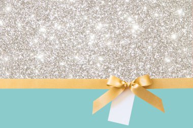 Bir nane ve gümüş Parlak bac bir hediye olarak bir yay ile Altın kurdele