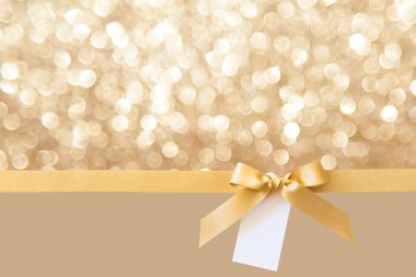 Bir bej ve altın Parlak geri bir hediye olarak bir yay ile Altın kurdele