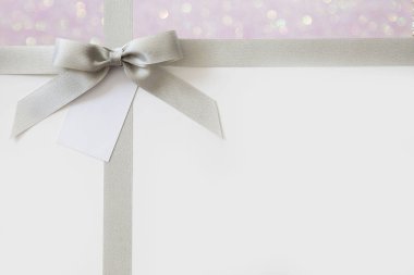 Beyaz ve menekşe parlak b bir hediye olarak bir yay ile Gümüş kurdele