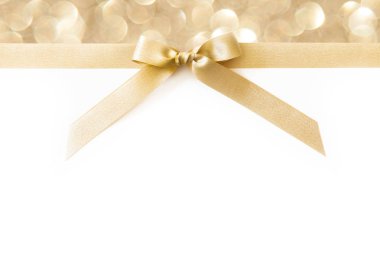 Beyaz ve parlak arka planda hediye olarak bir yay ile Altın kurdele