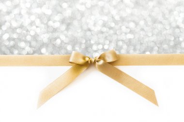 Beyaz ve gümüş parlak bac bir hediye olarak bir yay ile Altın kurdele