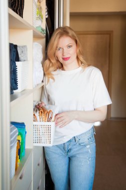 Kız gardıropta amacıyla bir şeyler koyar. Dikey Japonca