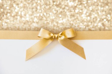 Beyaz ve altın parlak sırt bir hediye olarak bir yay ile Altın kurdele