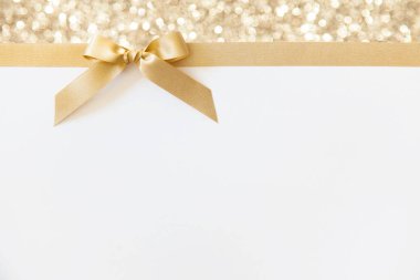 Beyaz ve altın parlak sırt bir hediye olarak bir yay ile Altın kurdele