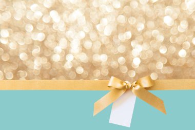 Nane ve Parlak arka plan üzerinde bir hediye olarak bir yay ile Altın kurdele