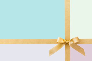 Pastel renkler arka planda hediye olarak bir yay ile Altın kurdele
