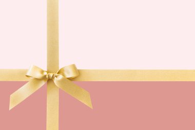 Pembe arka planda hediye olarak bir yay ile Altın kurdele