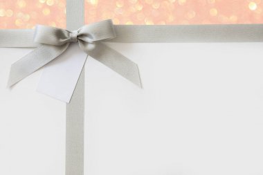 Beyaz ve pembe parlak bac bir hediye olarak bir yay ile Gümüş kurdele