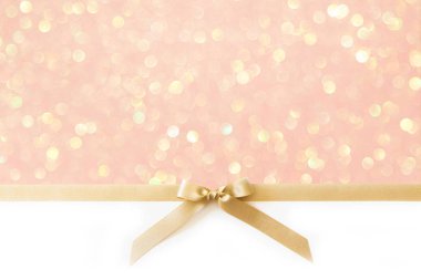 Beyaz ve pembe parlak backg bir hediye olarak bir yay ile Altın kurdele