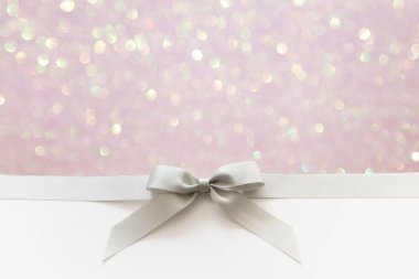 Beyaz ve menekşe parlak b bir hediye olarak bir yay ile Gümüş kurdele