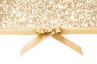 Beyaz ve parlak arka planda hediye olarak bir yay ile Altın kurdele