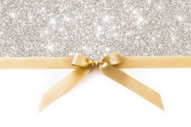 Beyaz ve gümüş parlak bac bir hediye olarak bir yay ile Altın kurdele