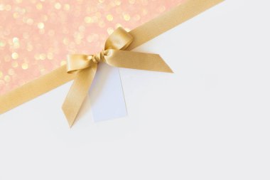 Beyaz ve pembe parlak sırt bir hediye olarak bir yay ile Altın kurdele