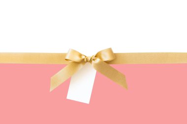 Beyaz ve pembe arka planda hediye olarak bir yay ile Altın kurdele