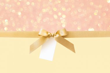 Pembe altın parlak ve sarı bir hediye olarak bir yay ile Altın kurdele